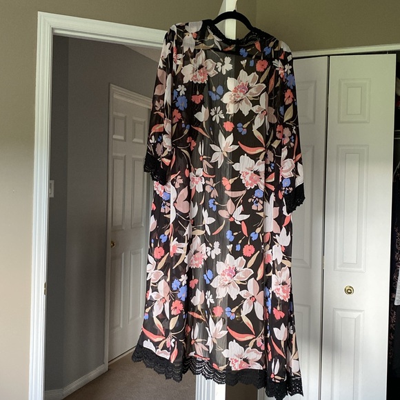 Shear kimono shawl from Torrid - Picture 2 of 8